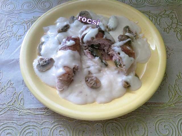 Rulouri din muschi de porc cu sos bechamel