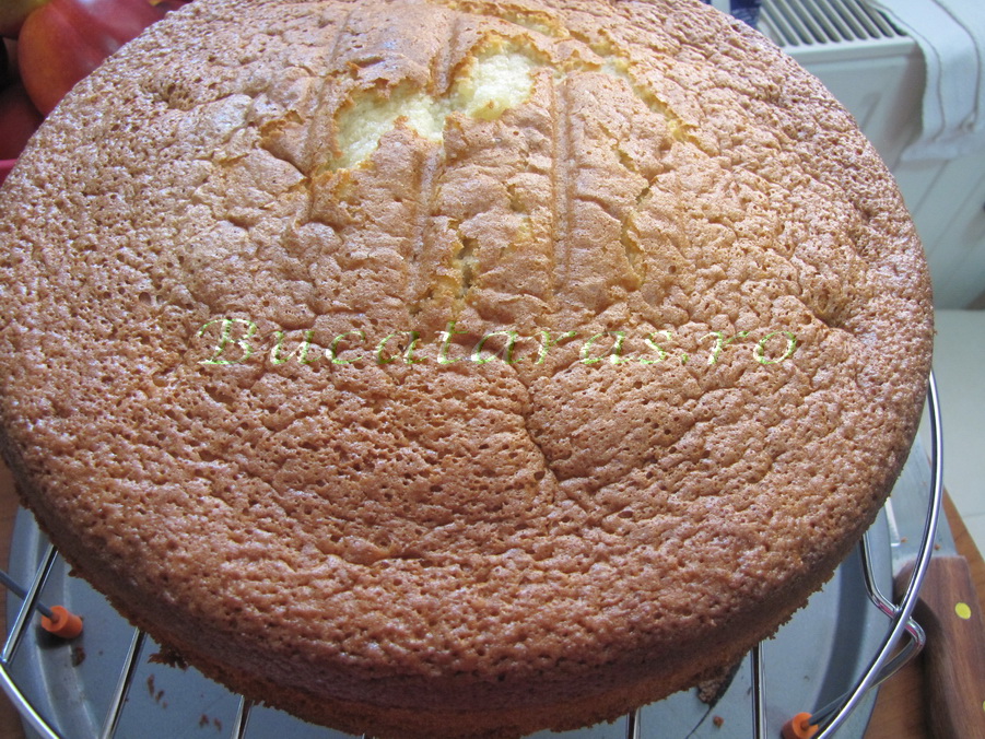 Tort cu mousse de piersici si ciocolata
