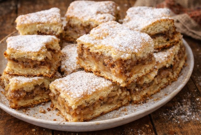 Prajitura "turnata" cu mere