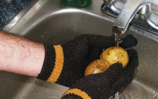 Manusile de curatat legume - utile sau nu?