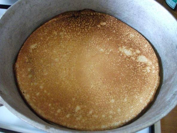 Clatite pufoase reteta cu dulceata de afine si frisca