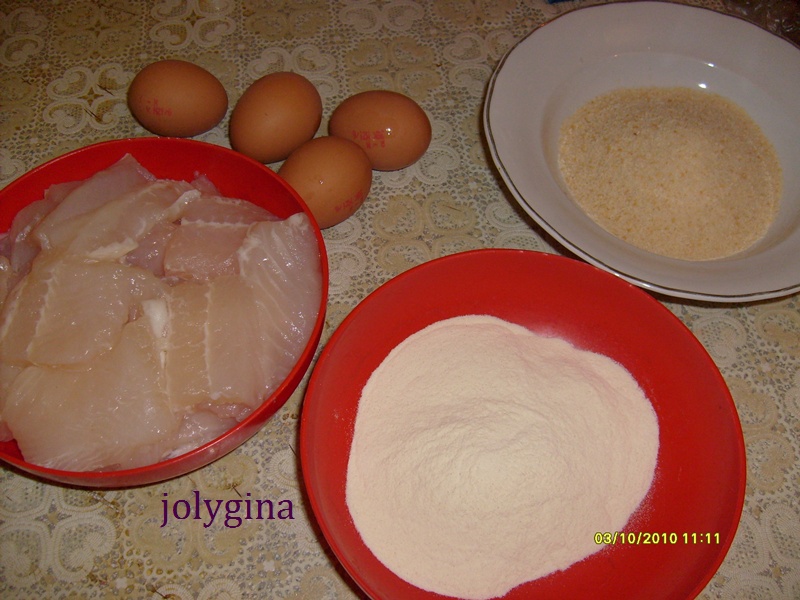 File de pangasius pane la cuptor cu piure si sos de rosii