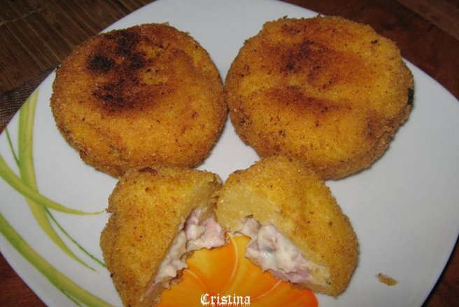 Găluşte de mămăligă cu şuncă şi ciuperci