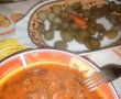 Iahnie de fasole cu carnati, mamaliguta si castraveciori murati-8