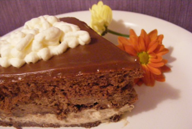 Tort cu crema de banane si mousse de ciocolata