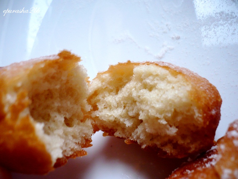 Gogosi umplute cu crema de vanilie cu cocos