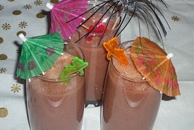 Green smoothie cu fructe rosii