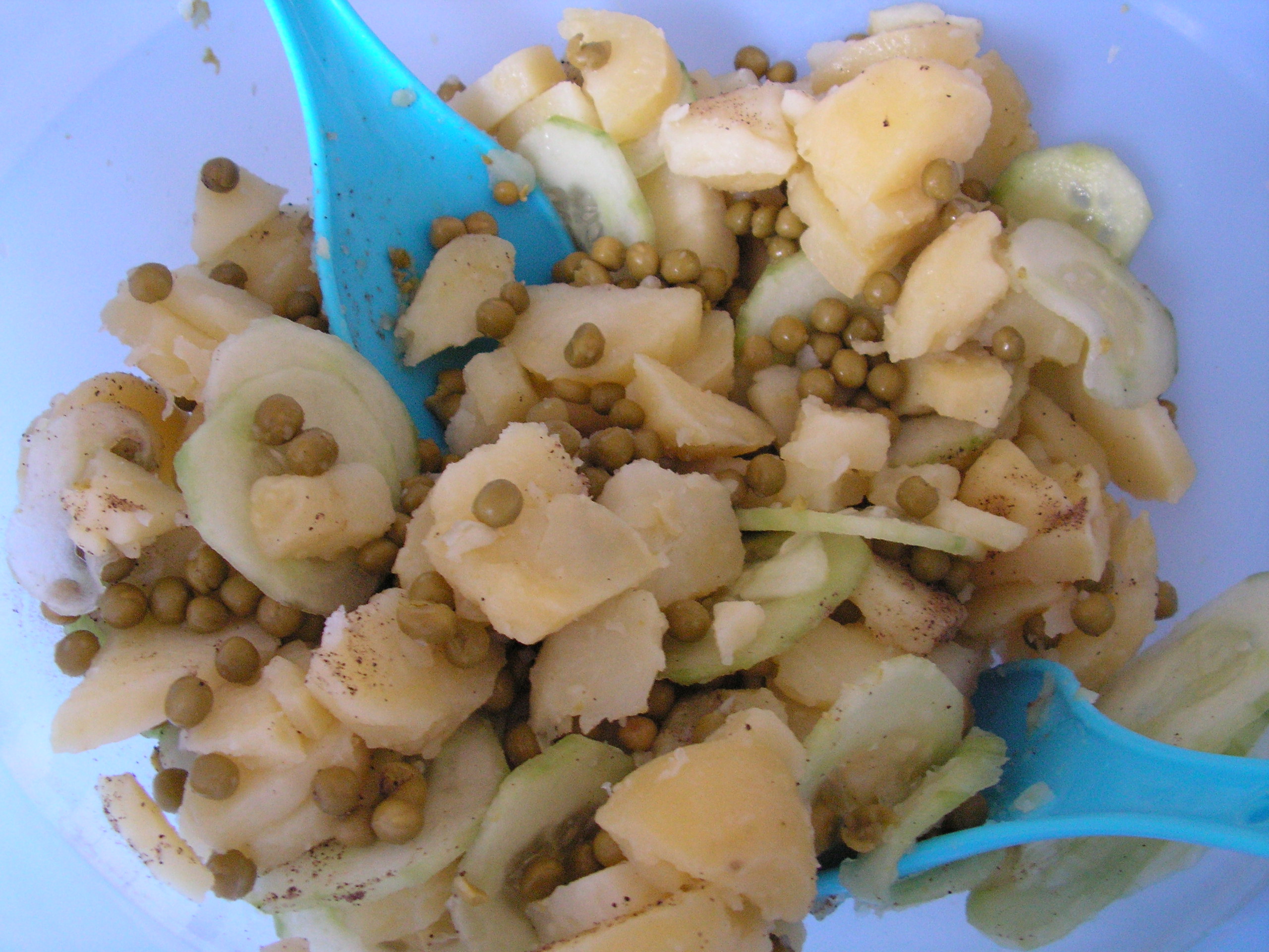 Salata racoroasa cu hering marinat si mazare