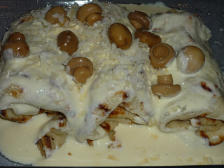 Clatite cu pui si ciuperci in sos de smantana
