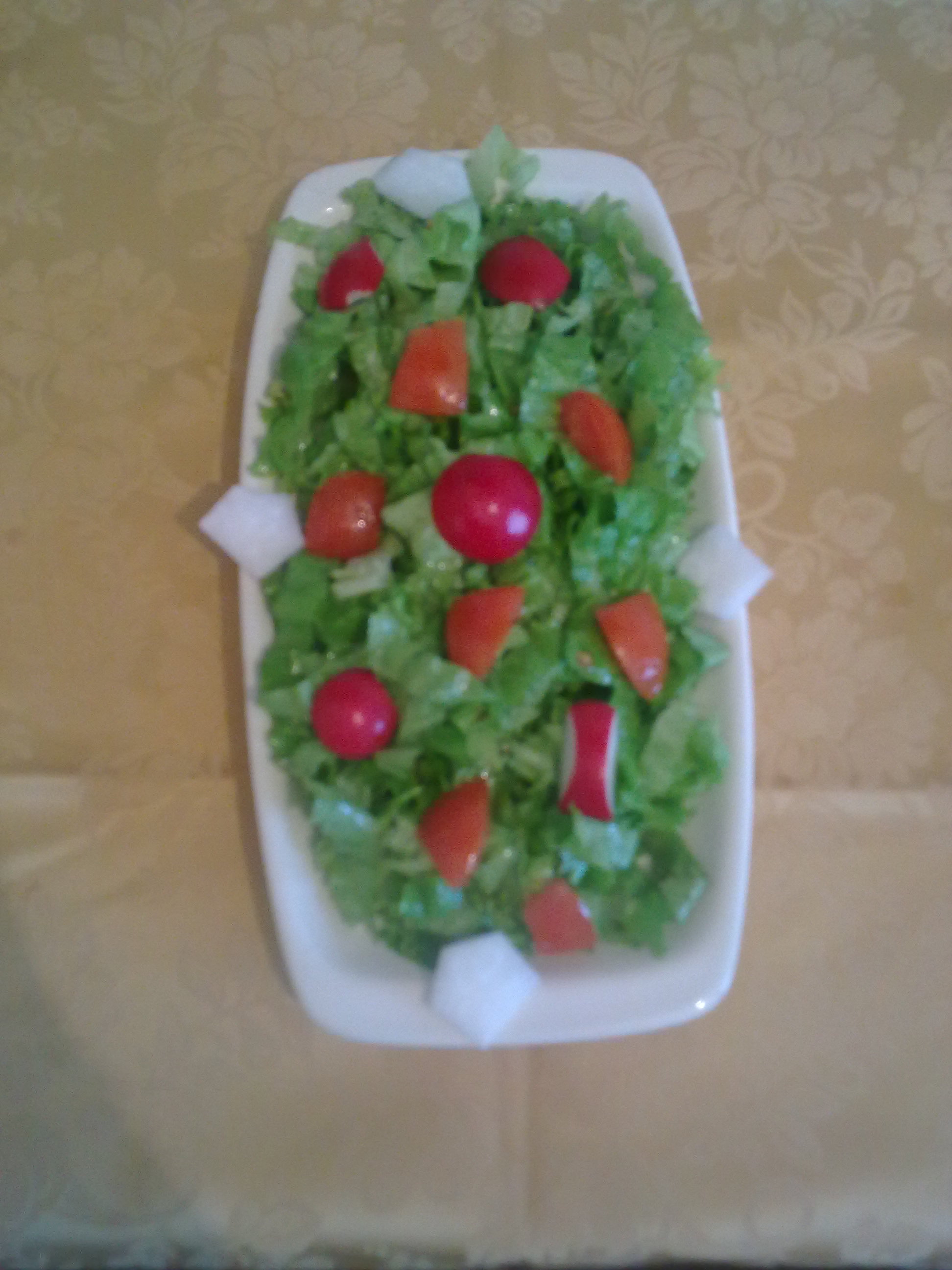 Salata verde cu rosii si ridichii