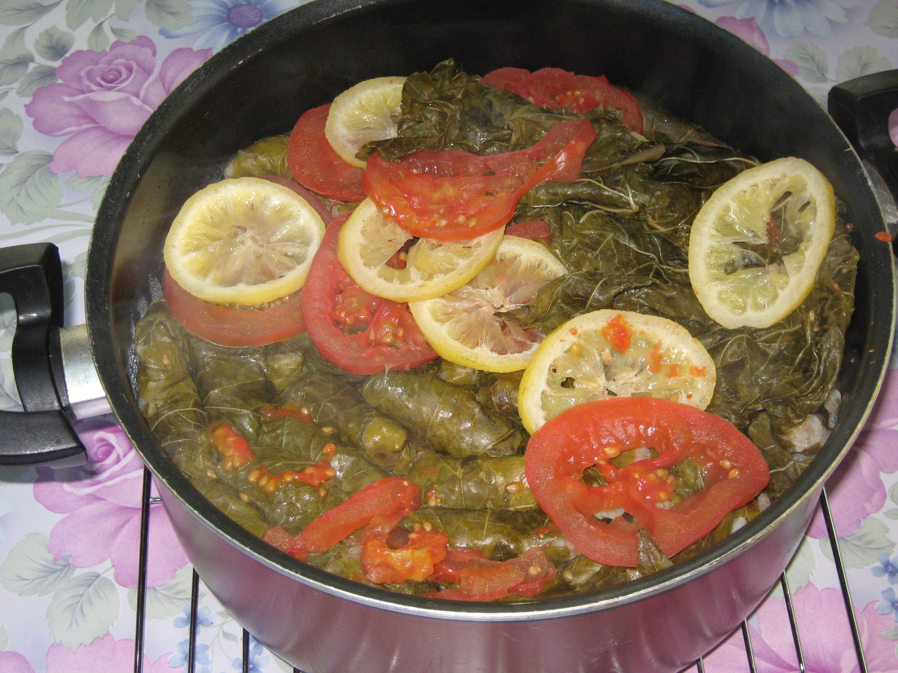 Sarmalute in foi de vita cu carne de oaie