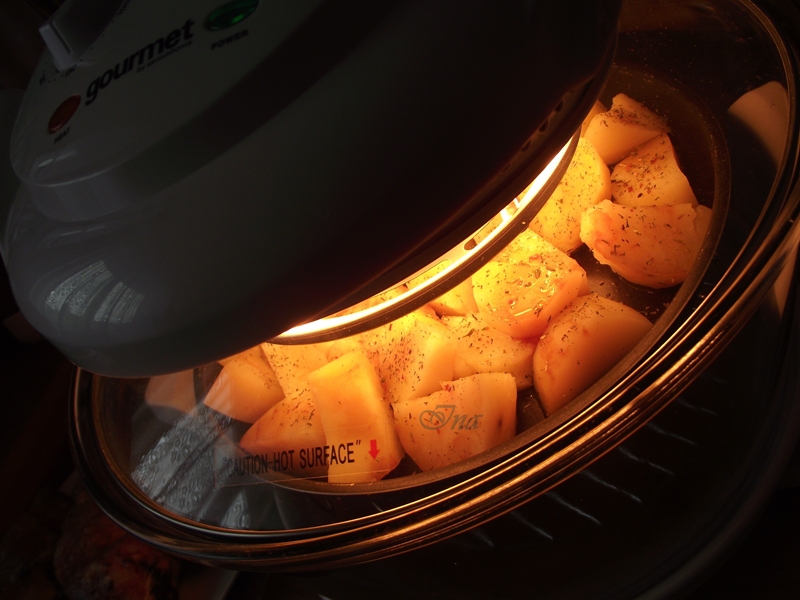 Cartofi cu ierburi aromate , la cuptorul cu halogen