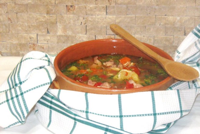 Ciorba cu ciolan afumat  si legume acrita cu zeama de varza