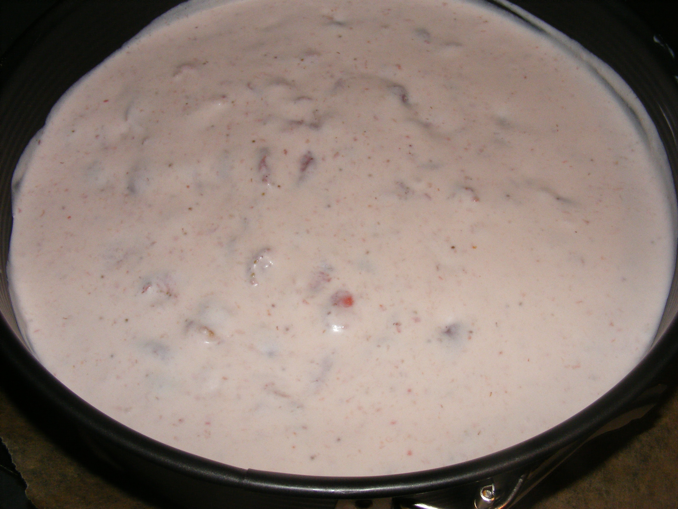Tort cu crema de iaurt si jeleu de capsuni