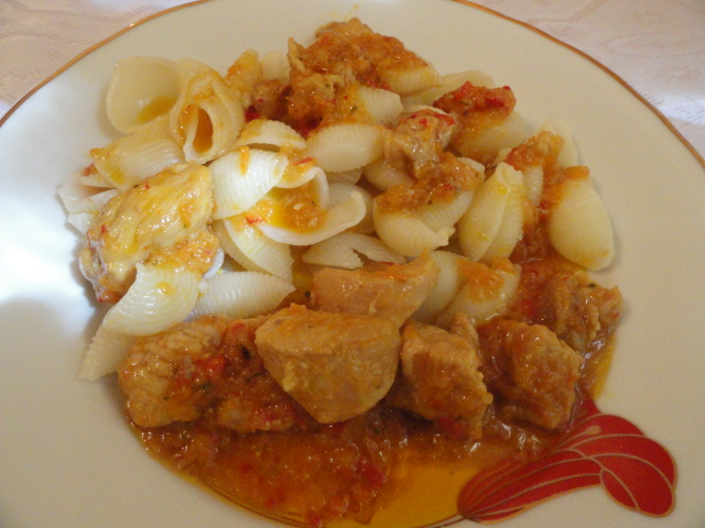 Carne de porc cu paste conchiglie