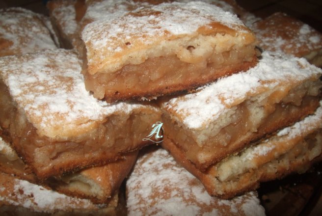 Placinta cu mere si foi de iaurt
