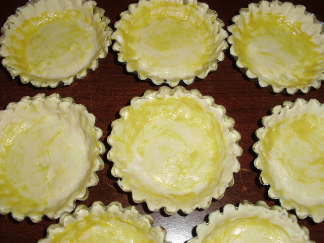 Minitarte cu rosii, mozzarella si busuioc