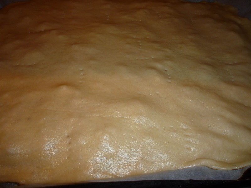 Prajitura cu mere, biscuiti si bezea