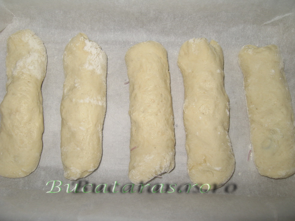Mini-baghete aromate cu verdeturi