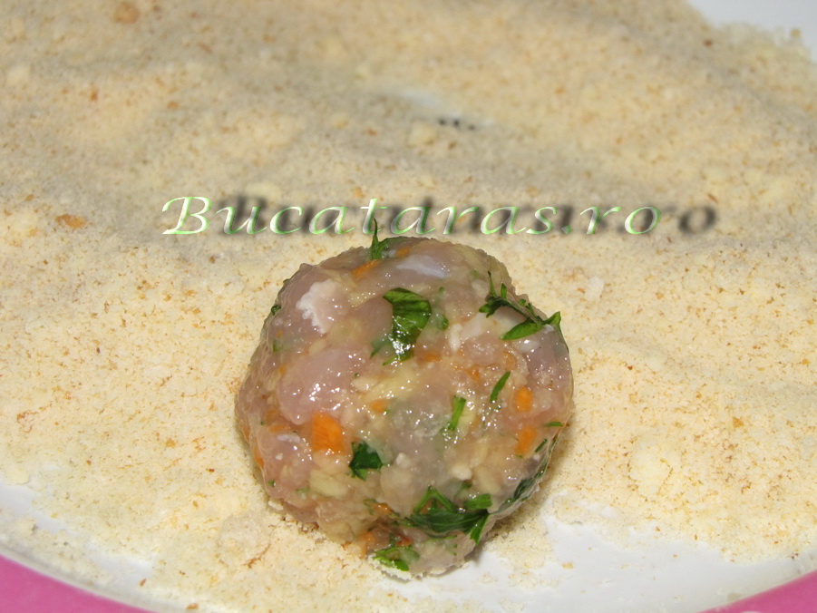 Chiftelute de curcan cu parmezan la cuptor
