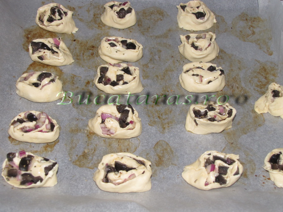 Rulouri cu masline si ceapa rosie