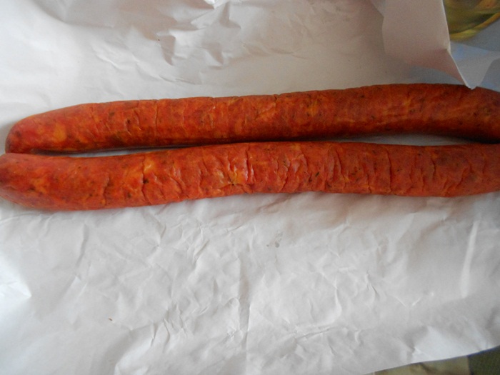 Carnati ardelenesti cu salata de varza dulce