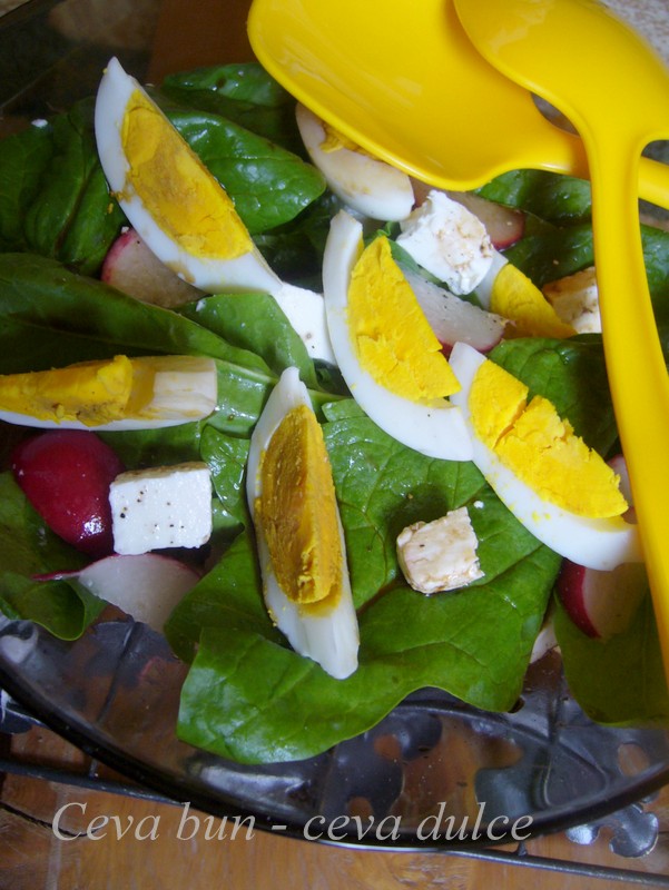 Salata de spanac cu oua si telemea