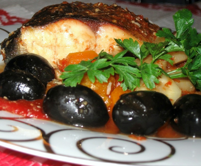 Crap cu legume si masline in sos de rosii si ardei kapia