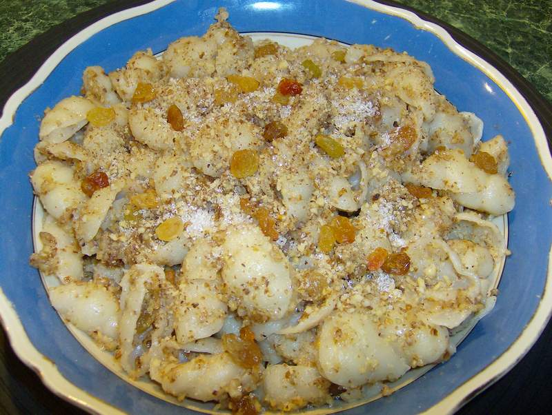 Paste cu nuca si stafide