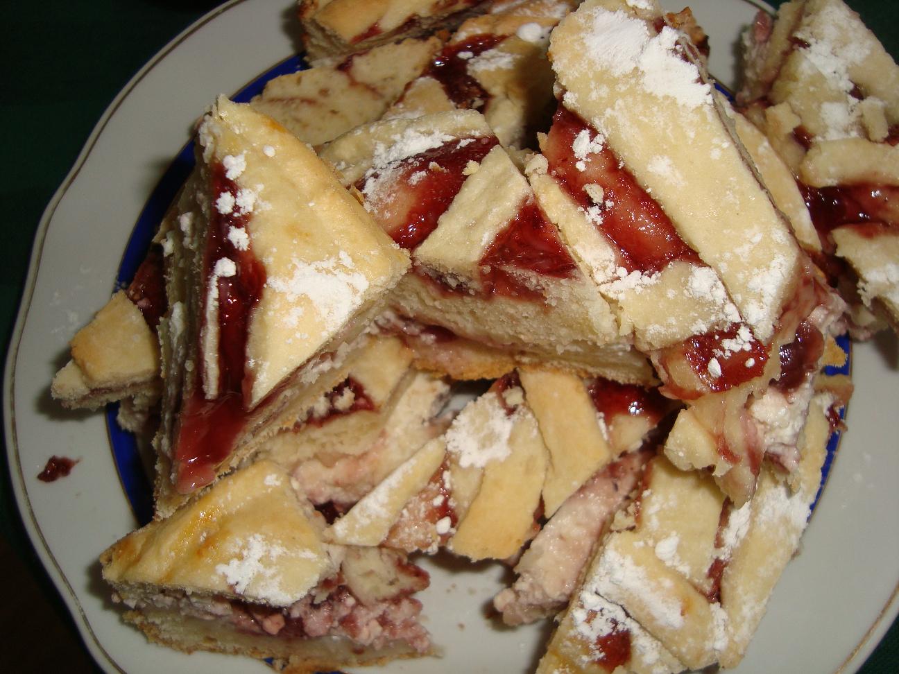 Prajitura cu branza de vaci si dulceata de visine