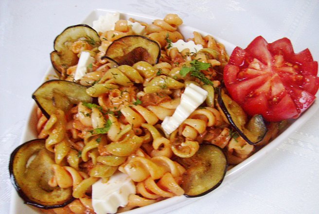 Paste multicolore cu vinete şi ciuperci