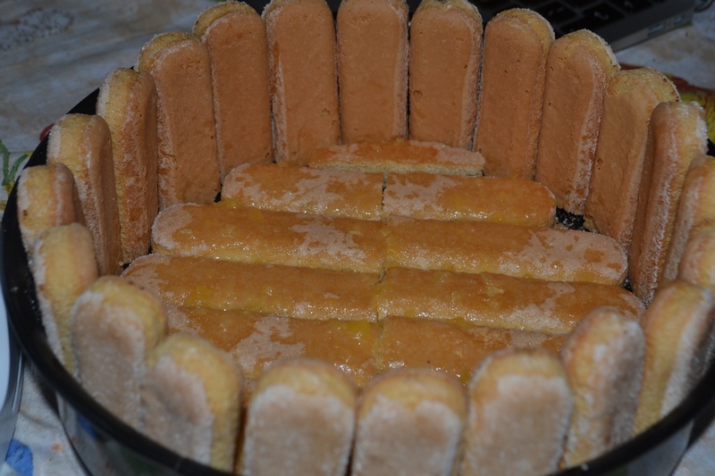 Tort cu crema mascarpone si piure de piersici