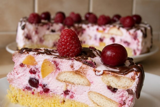 Tort racoros cu fructe de vara