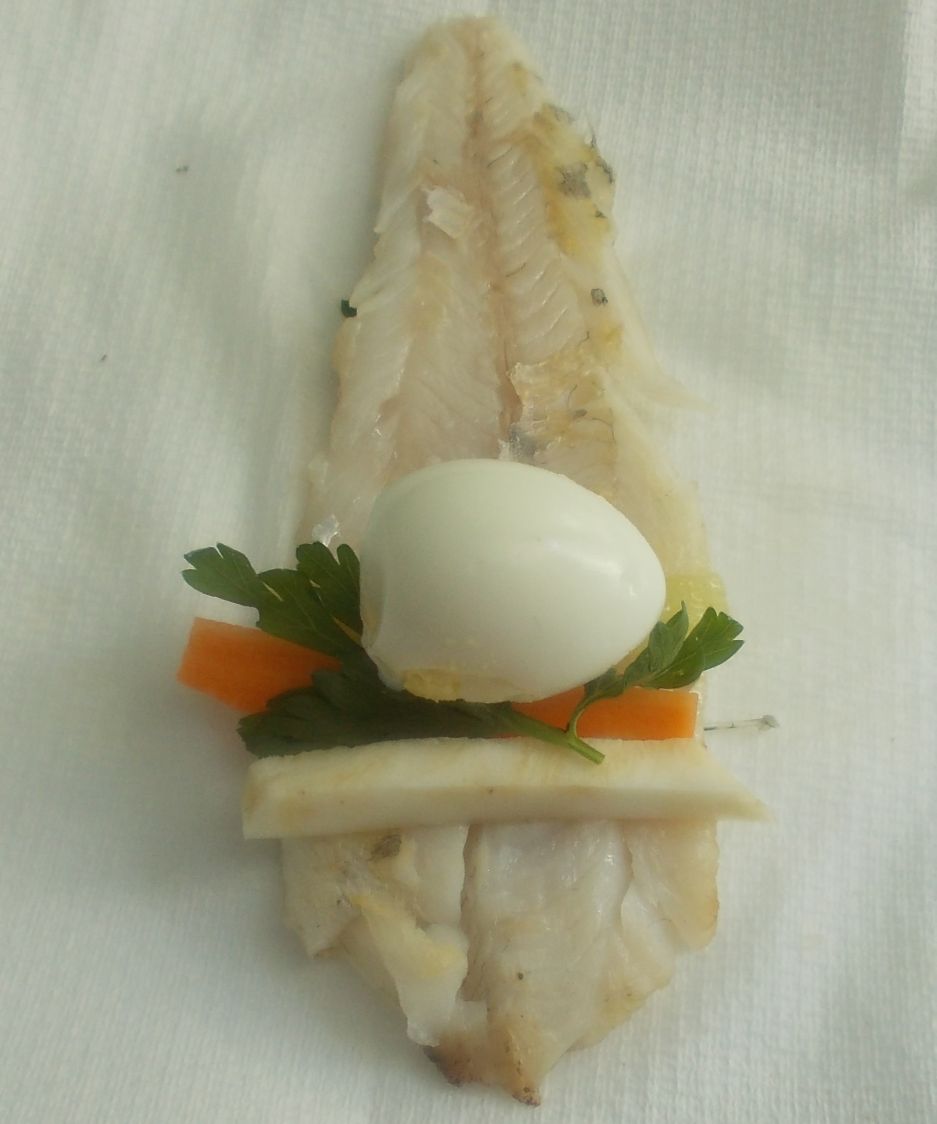 Rulou de salau in foaie de orez servit cu garnitura de dovlecei,  baby morcovi si baby pastarnac sote