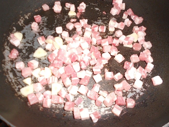 Penne con pancetta e pomodoro