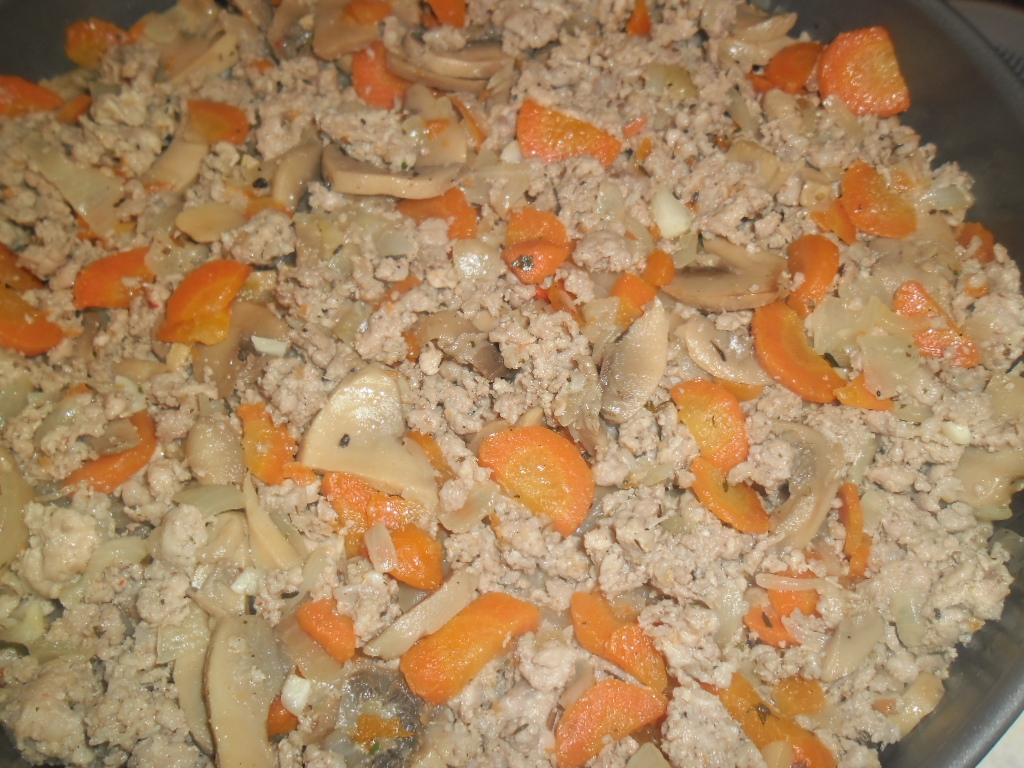 Budinca de cartofi cu carne tocata si multe legume