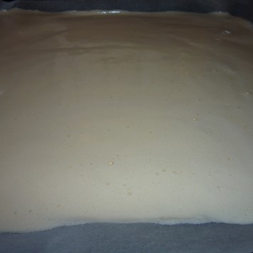 Pandispan cu piersici si frisca