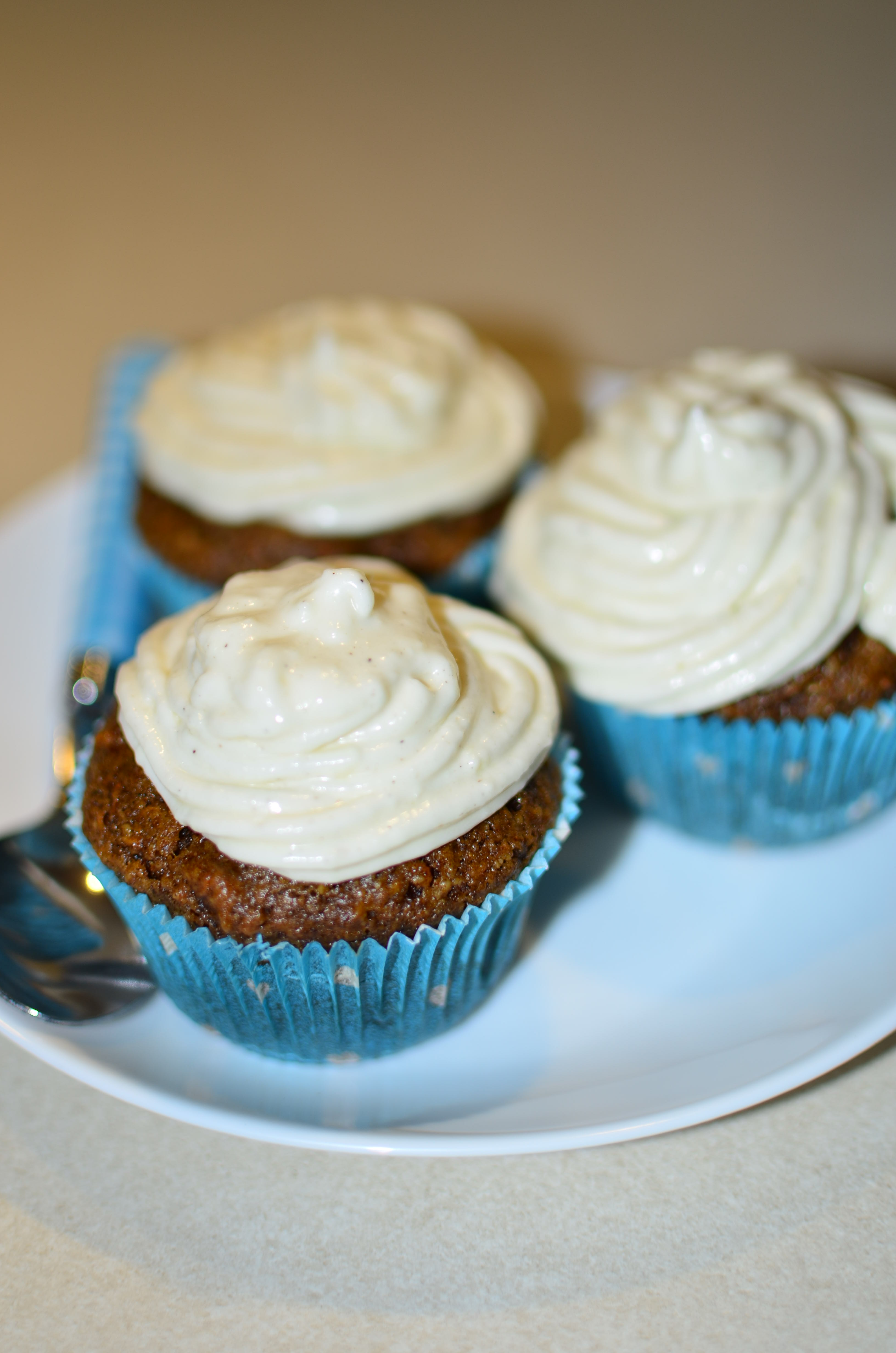 Briose de morcovi cu glazura de crema de branza