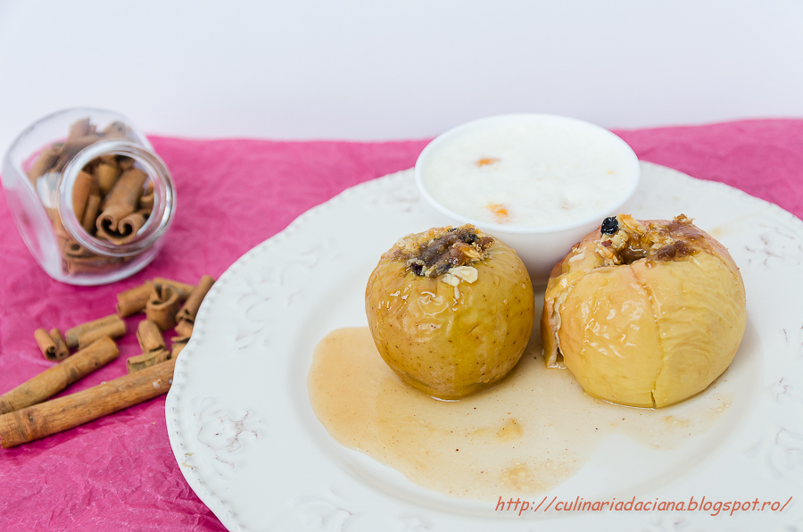 Mere coapte cu fulgi de migdale si inghetata cu mandarine