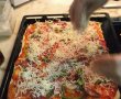 Pizza cu carnati si rosii-10