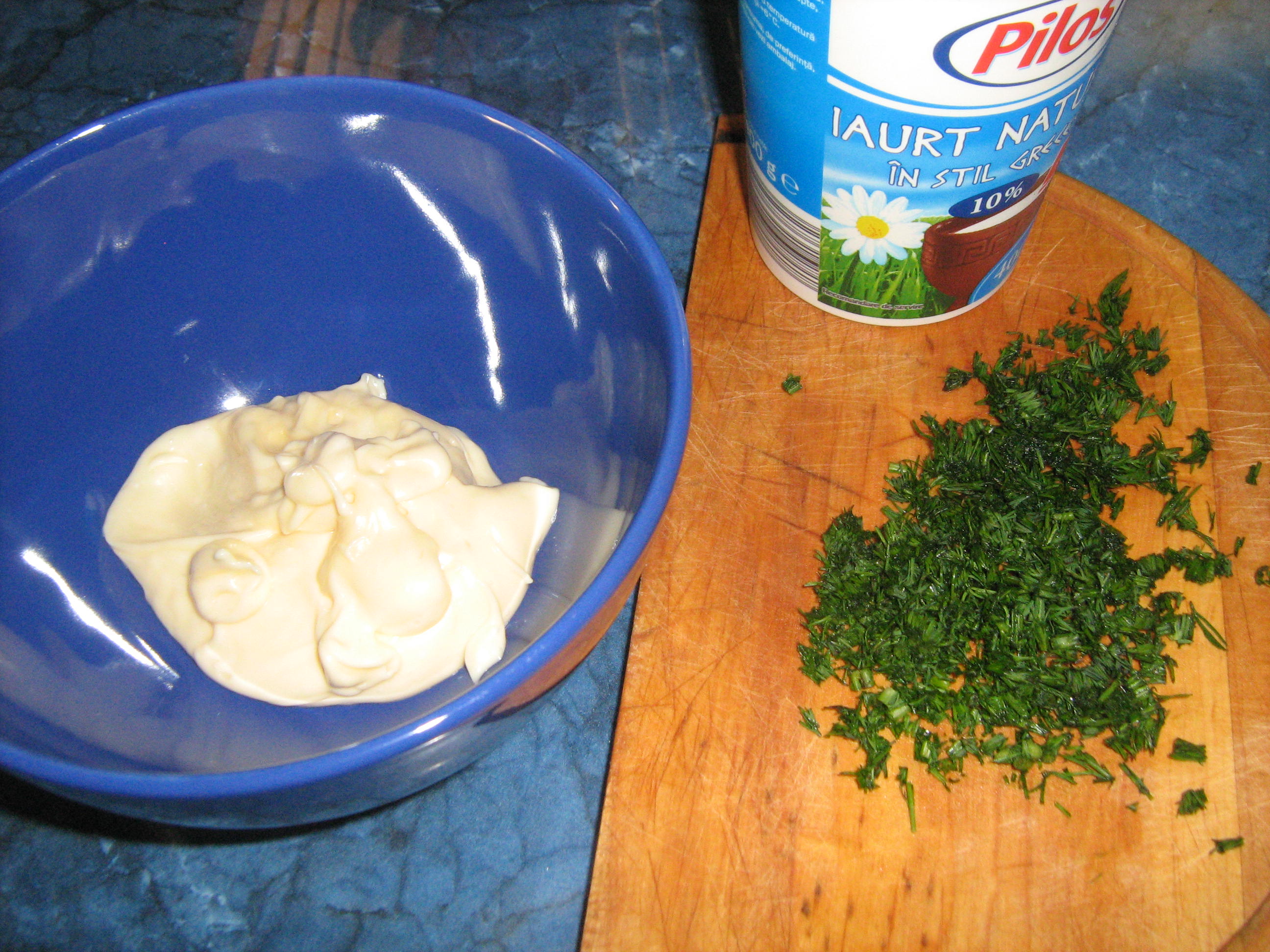 Crenvusti impanati cu sos de marar si salata