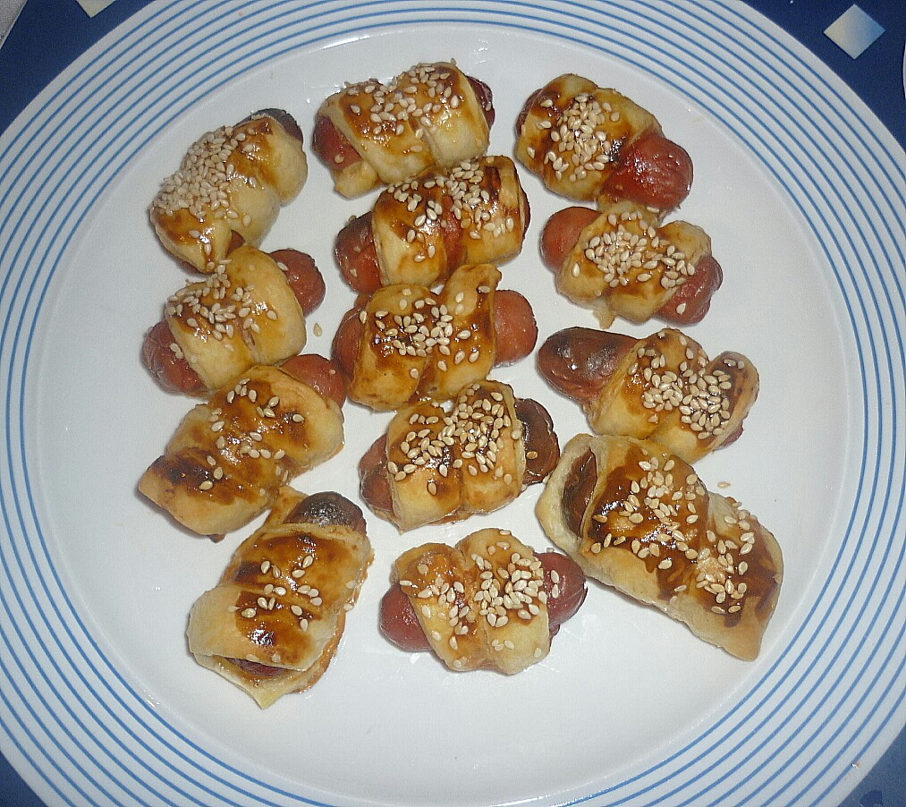 Spirale in aluat de foietaj cu crenvursti si ketchup