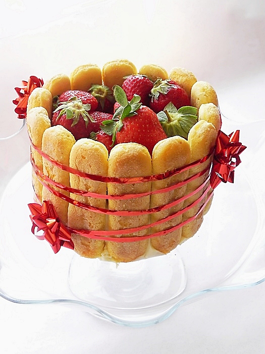 Tort cu capsuni si crema de iaurt