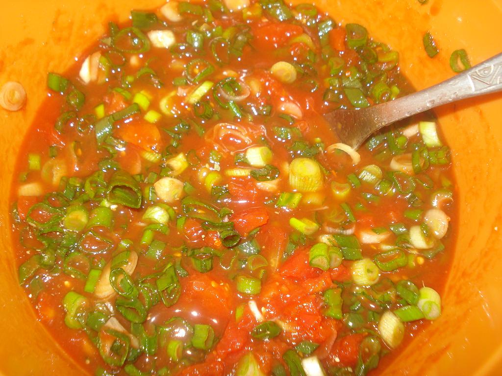 Ciocanele de pui cu ceapa verde,rosii si penne vegetables