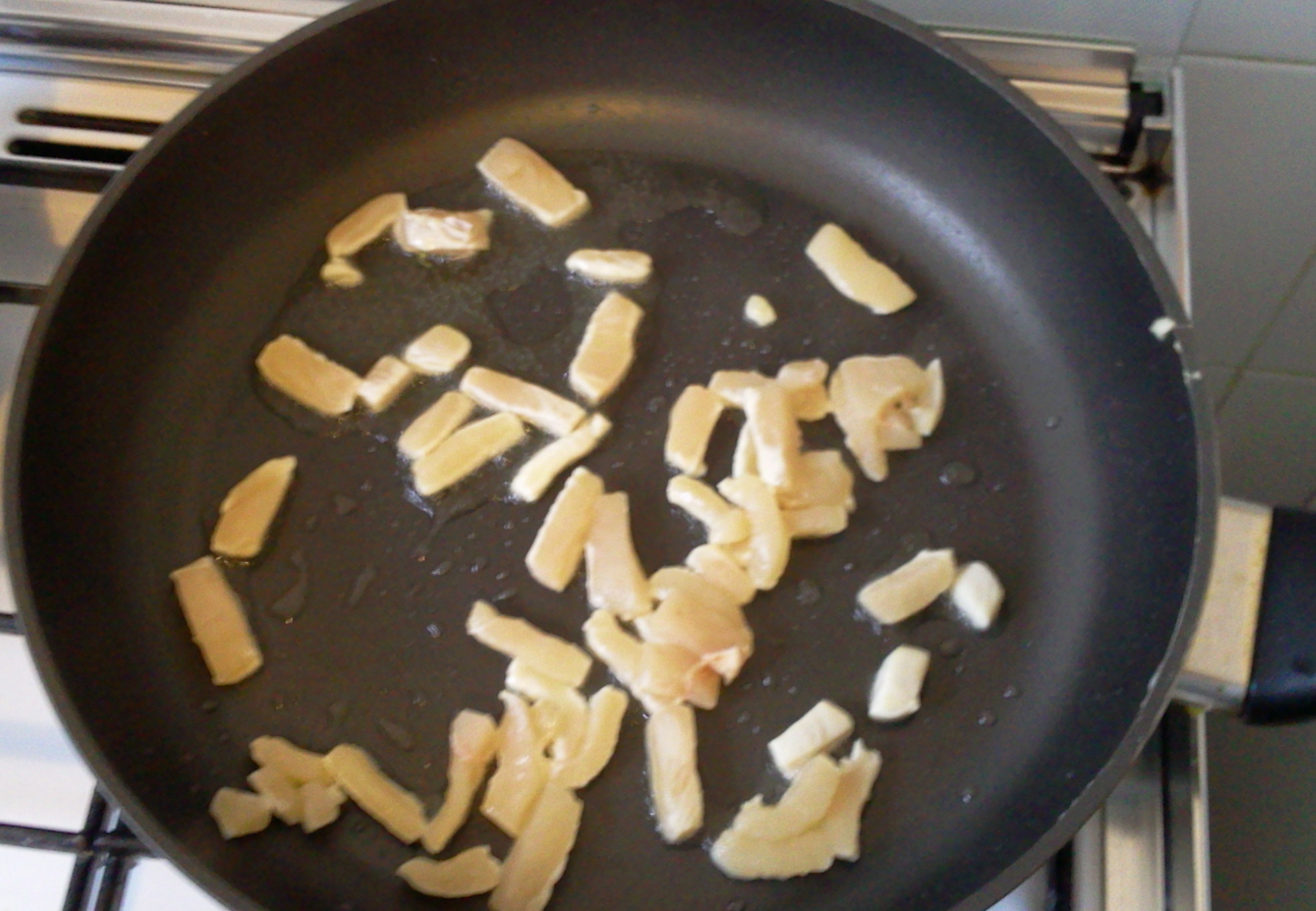 Penne cu piept de pui,ciuperci si smantana