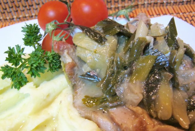 Pulpa de miel pe pat de ceapa si usturoi verde cu frunze de coriandru