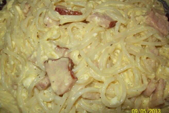 Spaghete cu branza, sos de smantana si kaiser