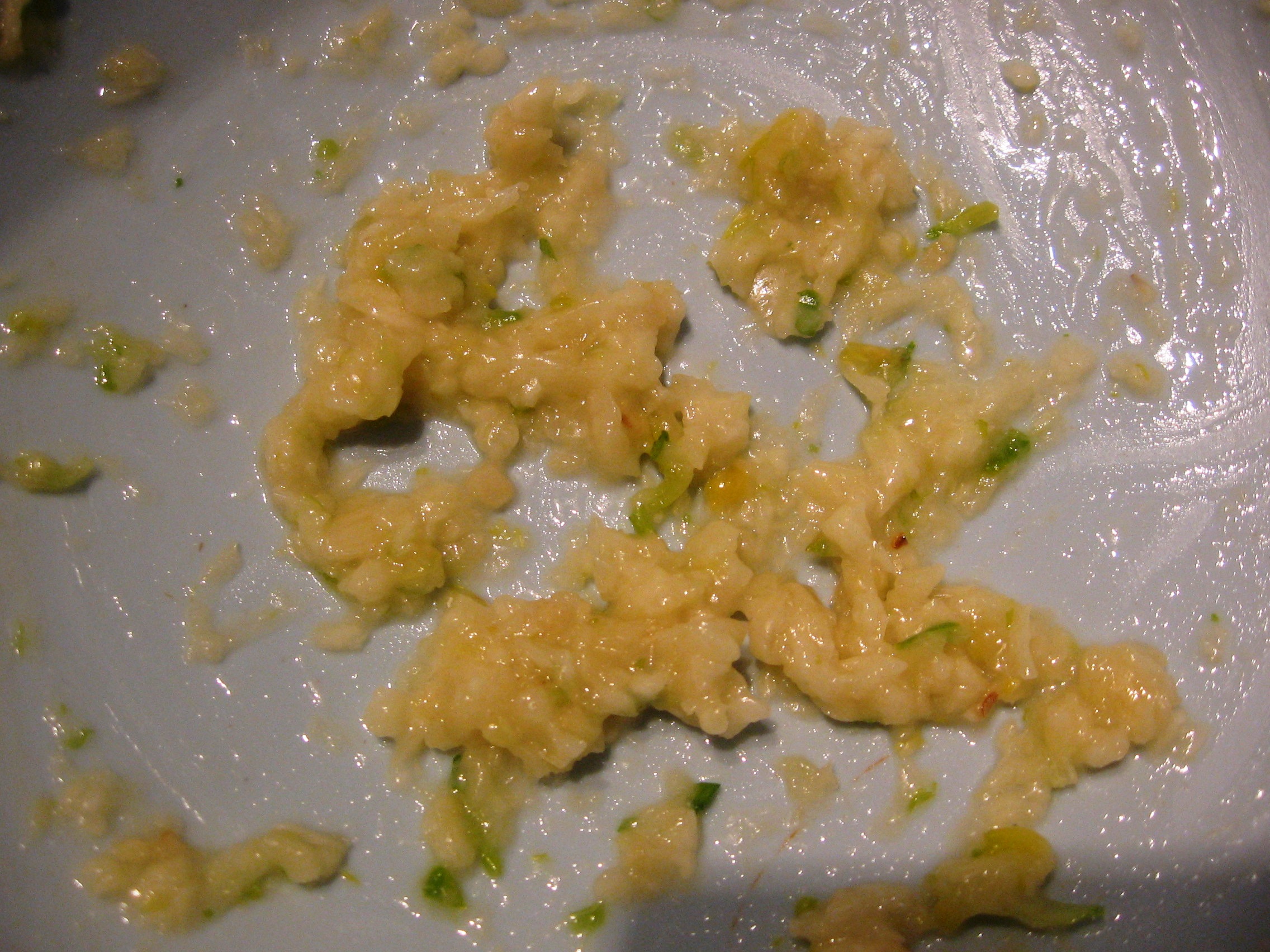 Salata de cartofi cu sos de iaurt si miez de lapte 