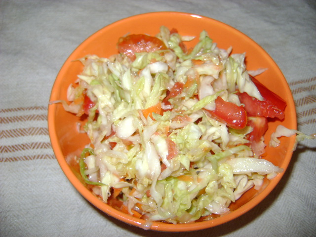 Salata de varza dulce cu rosii si morcov
