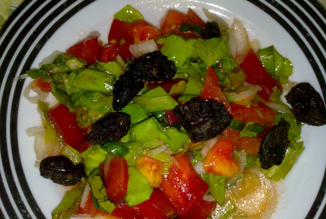 Salata cu prune uscate